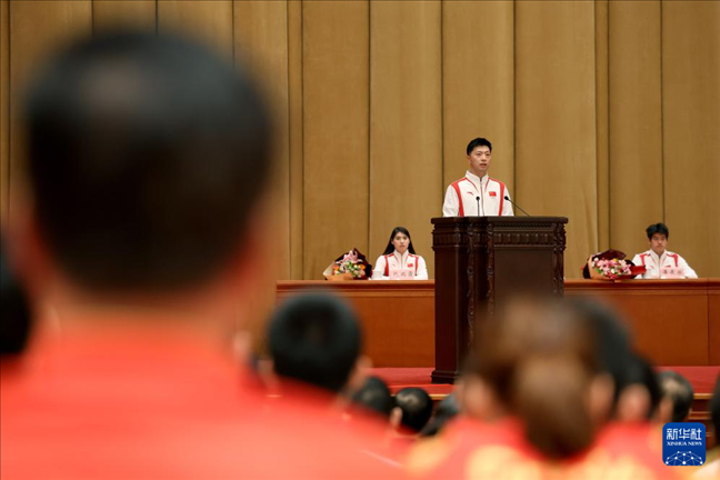 11月15日，乒乓球運(yùn)動員馬龍（中）在報(bào)告會上發(fā)言。新華社記者 李明 攝