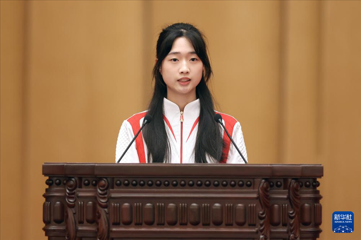 11月15日，射擊運(yùn)動員黃雨婷在報(bào)告會上發(fā)言。新華社記者 李明 攝