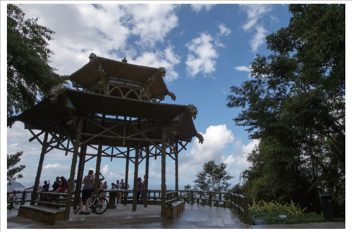 在巴西里約熱內(nèi)盧市內(nèi)的蒂茹卡國(guó)家森林公園里，有一座風(fēng)光獨(dú)一無(wú)二的觀景臺(tái)，名為“中國(guó)亭”，是為紀(jì)念曾經(jīng)在這里種植茶葉的中國(guó)茶農(nóng)而修建，如今已成為當(dāng)?shù)氐闹坝^。（圖源：新華社）