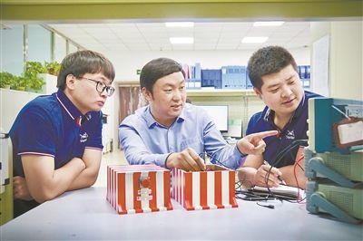 中北大學(xué)極端環(huán)境特種傳感與測試創(chuàng)新研究團隊成員正在圍繞近期發(fā)射任務(wù)進行產(chǎn)品研發(fā)。受訪單位供圖
