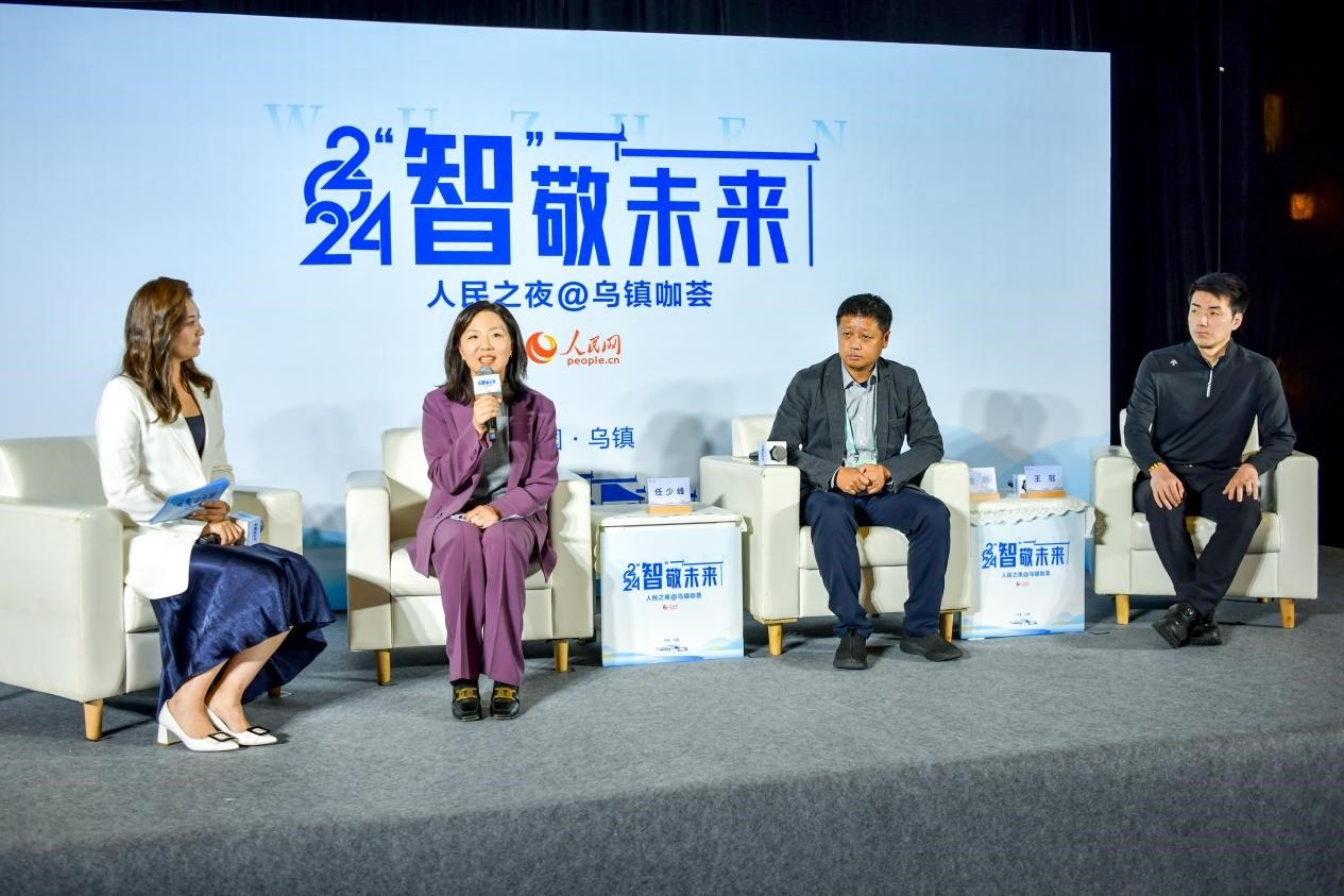 在對話環(huán)節(jié)，趣丸科技總編輯、副總裁任少峰，星云智慧機(jī)器人CEO李明，可之教育大模型創(chuàng)始人王冠討論“人工智能如何惠及大眾”。人民網(wǎng)記者 任峰濤攝