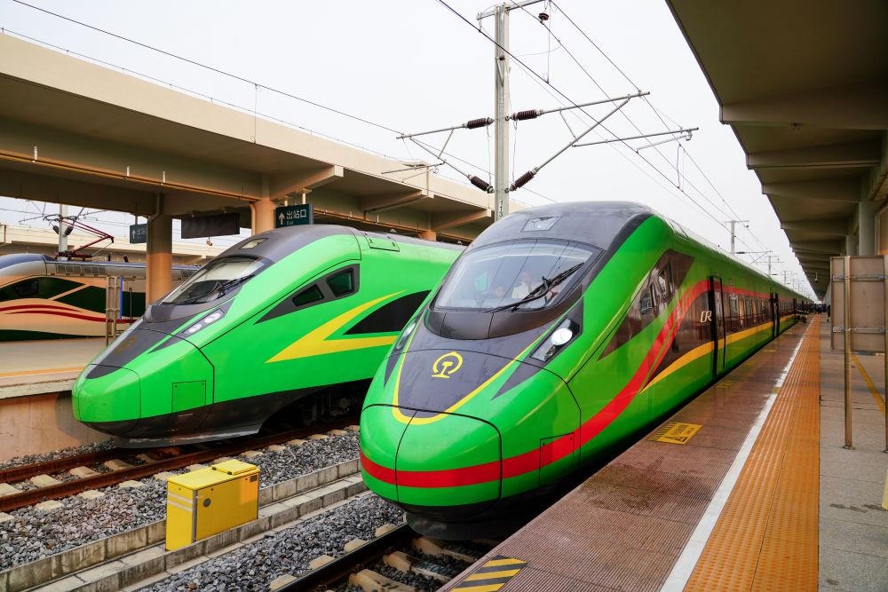 截至2024年7月5日，中老鐵路國際旅客列車?yán)塾?jì)開行滿1000列，極大地便利了沿線民眾出行。