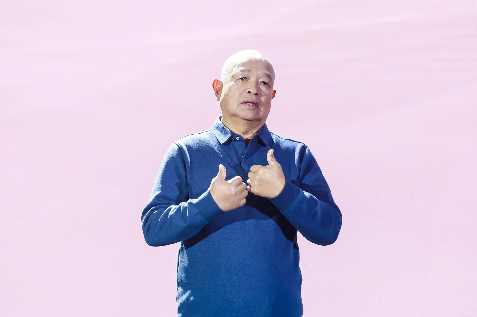 “山東好人”、煙臺(tái)市無(wú)聲洗車(chē)場(chǎng)經(jīng)理柳興濤。人民視頻供圖。