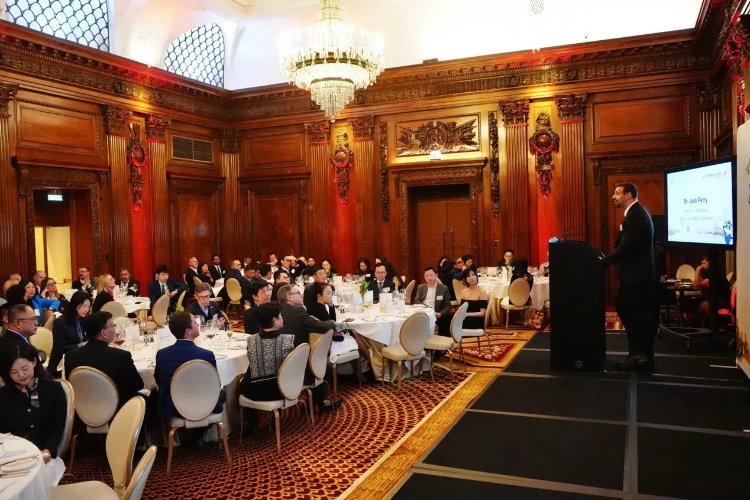 中英各界代表歡聚一堂展望2025新航程。吳若鳴攝