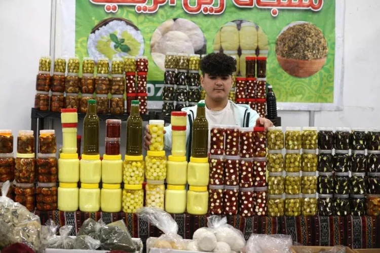 一名展商在展示各式各樣的橄欖制品。納達(dá)爾·達(dá)烏德攝