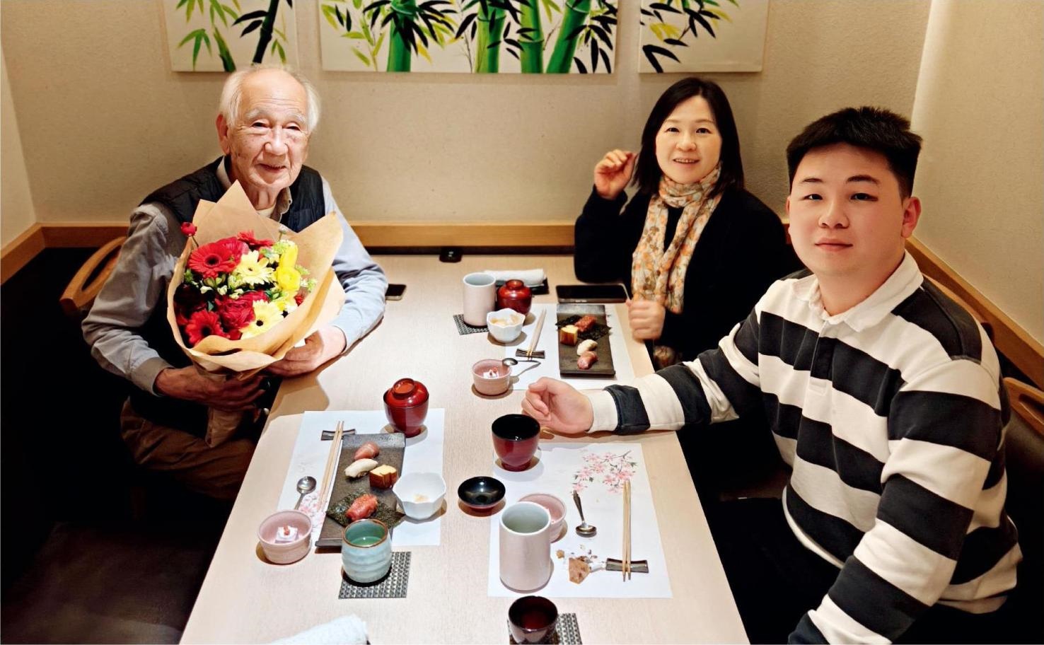 佐佐木俊一與彭林（中）、彭俊霖（右）在一起。