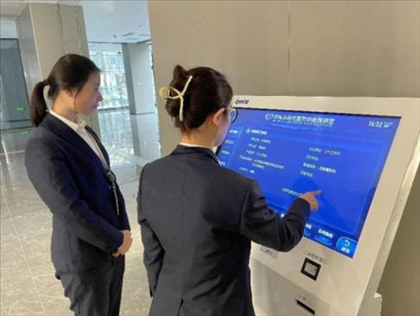 督查專班查看事項(xiàng)覆蓋“全不全”辦事流程“通不通”。 圖片來(lái)源：江蘇南通啟東市數(shù)據(jù)局