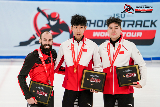 男子500米頒獎(jiǎng)儀式，中國選手孫龍(中)奪得冠軍，加拿大選手杜博伊斯(左)獲得亞軍，中國選手劉少昂獲得季軍。賽事組委會(huì)供圖