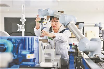 廣東省深圳市科研人員在實(shí)驗(yàn)室調(diào)試智能機(jī)器人。視覺(jué)中國(guó)供圖