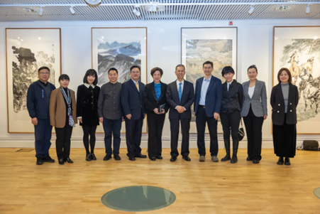中國(guó)駐瑞典大使崔愛民與畫展主辦方人員合影。中國(guó)駐瑞典大使館供圖