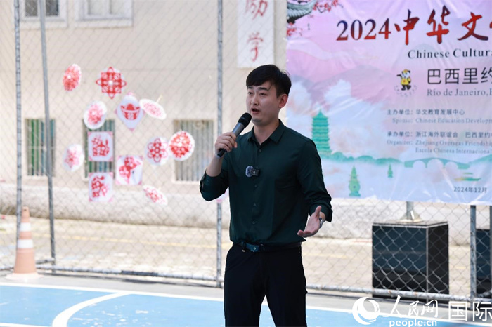 歌曲《故鄉(xiāng)的云》喚起了在外游子對(duì)故鄉(xiāng)的懷念。人民網(wǎng)記者 陳海琪攝
