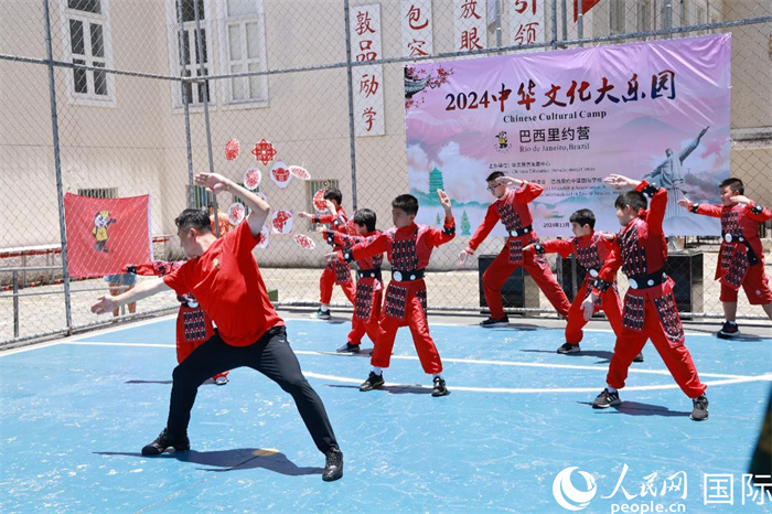 舞蹈《秦王點(diǎn)兵》通過(guò)生動(dòng)的舞步展現(xiàn)了千年前秦俑的雄威與風(fēng)采，氣勢(shì)磅礴，彰顯了古代中華軍魂。人民網(wǎng)記者 陳海琪攝