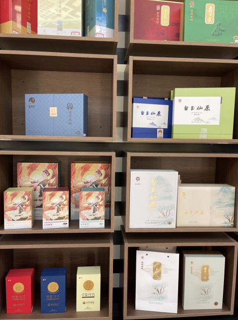 景寧各種茶葉產(chǎn)品。劉軍國攝