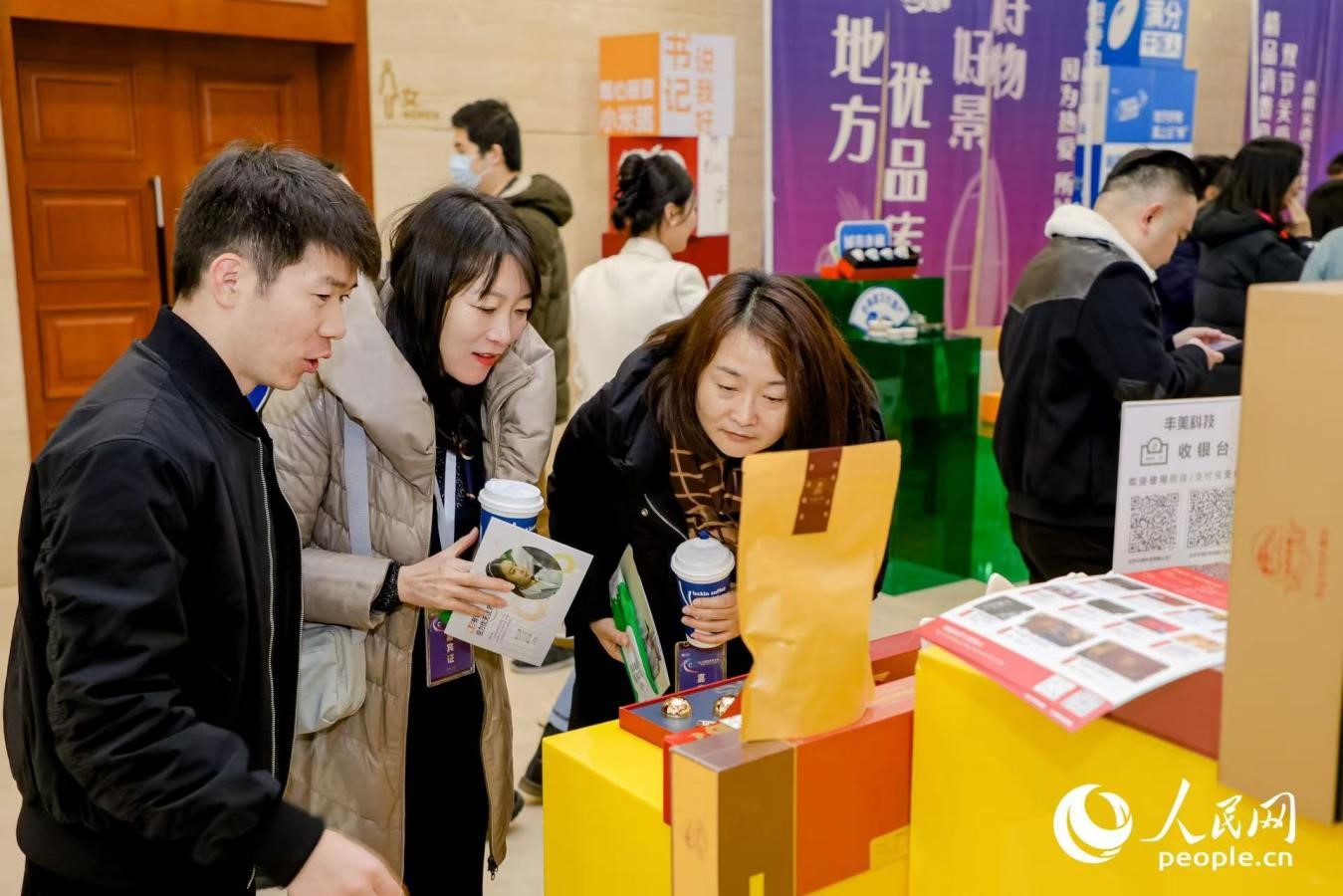 “精品消費(fèi)月·雙節(jié)關(guān)愛季”專項(xiàng)工作首站活動(dòng)現(xiàn)場(chǎng)。