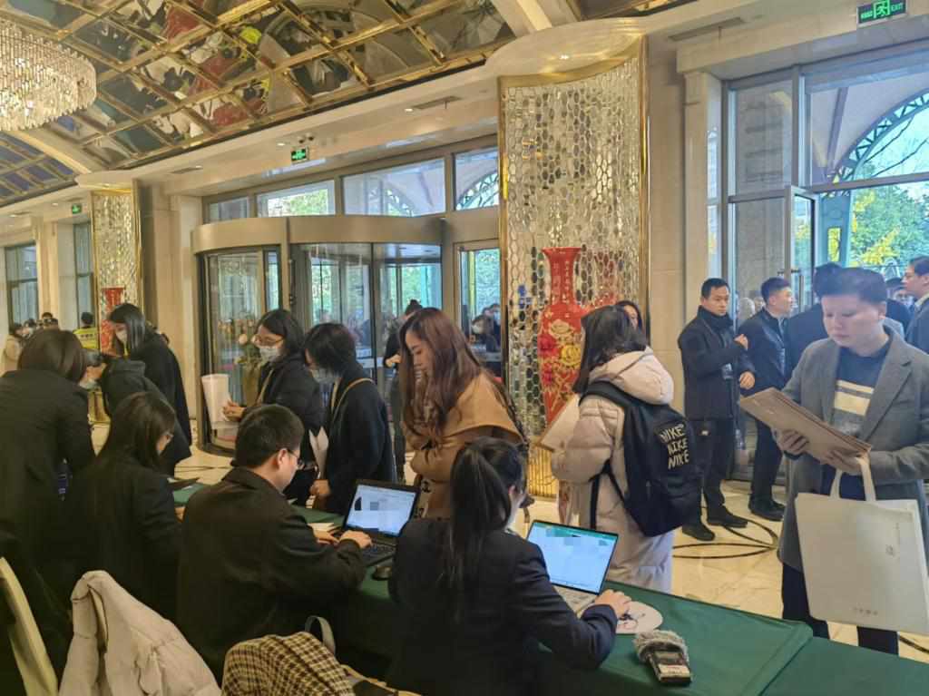 12月12日，第十批國家組織藥品集中帶量采購現(xiàn)場。新華社記者龔雯 攝