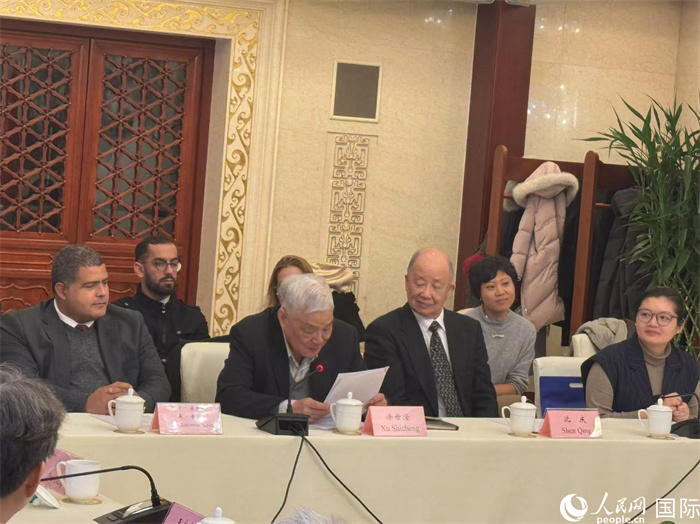 老一輩赴古留學(xué)生代表徐世澄在座談會上發(fā)言。人民網(wǎng)記者 趙健攝