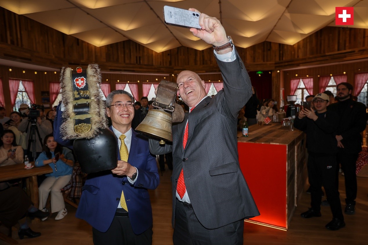 瑞士駐華大使白瑞誼與北京市西城區(qū)委副書記、代區(qū)長郅海杰搖響瑞士牛鈴，共同為小木屋揭幕。瑞士駐華大使館供圖