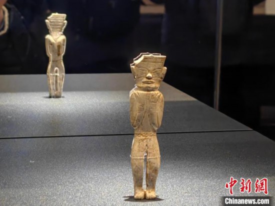 12月14日，“文明先鋒—凌家灘文化玉器展”在故宮博物院文華殿開幕。圖為展覽現(xiàn)場的立姿玉人。 中新社記者 應妮 攝