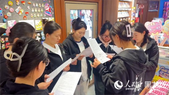 工會組織企業(yè)職工開展技能培訓(xùn)活動。人民網(wǎng)記者 張哲鑫攝