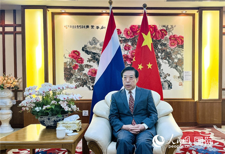2024年12月10日，中國駐泰國大使韓志強(qiáng)在泰國曼谷接受中國—東盟中心（ACC）組織的“多彩東盟：2024年中國媒體東盟行”媒體團(tuán)采訪。人民網(wǎng)記者 羨江楠攝
