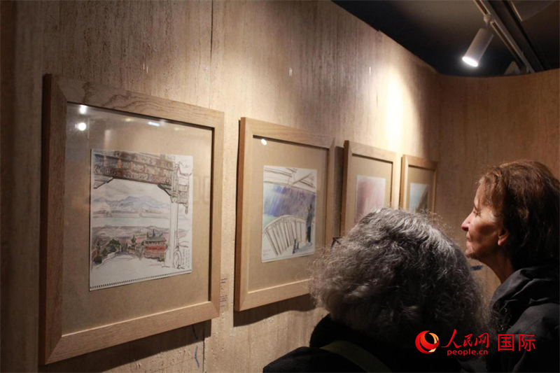 法國(guó)觀眾在欣賞展品。人民網(wǎng)記者 尚凱元攝
