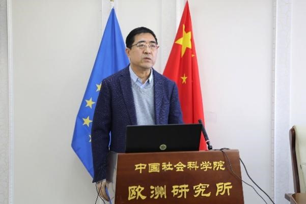 中國社會科學(xué)院歐洲研究所所長、《歐洲發(fā)展報(bào)告（2023～2024）》主編馮仲平研究員致辭。吳迪攝