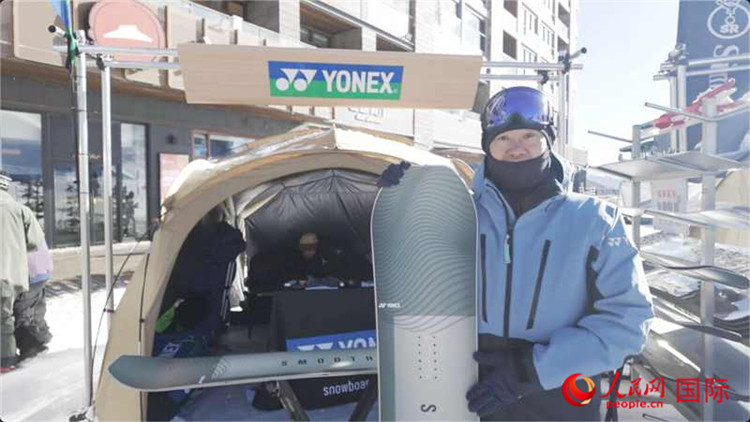 大塚幸博向記者展示滑雪板。人民網(wǎng)記者 袁蒙攝