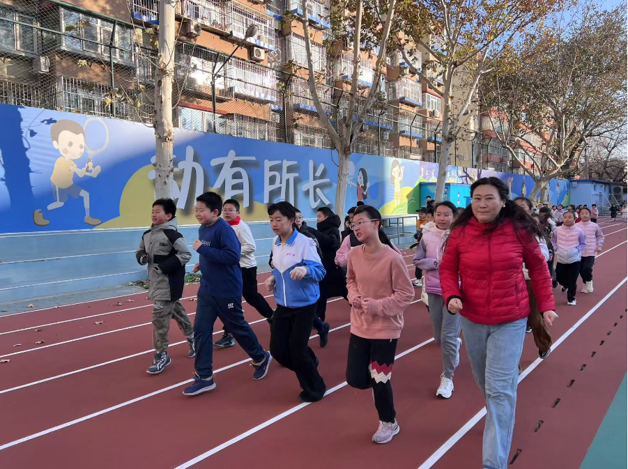 學生們在班主任陪同下跑步。人民網(wǎng) 白炅攝