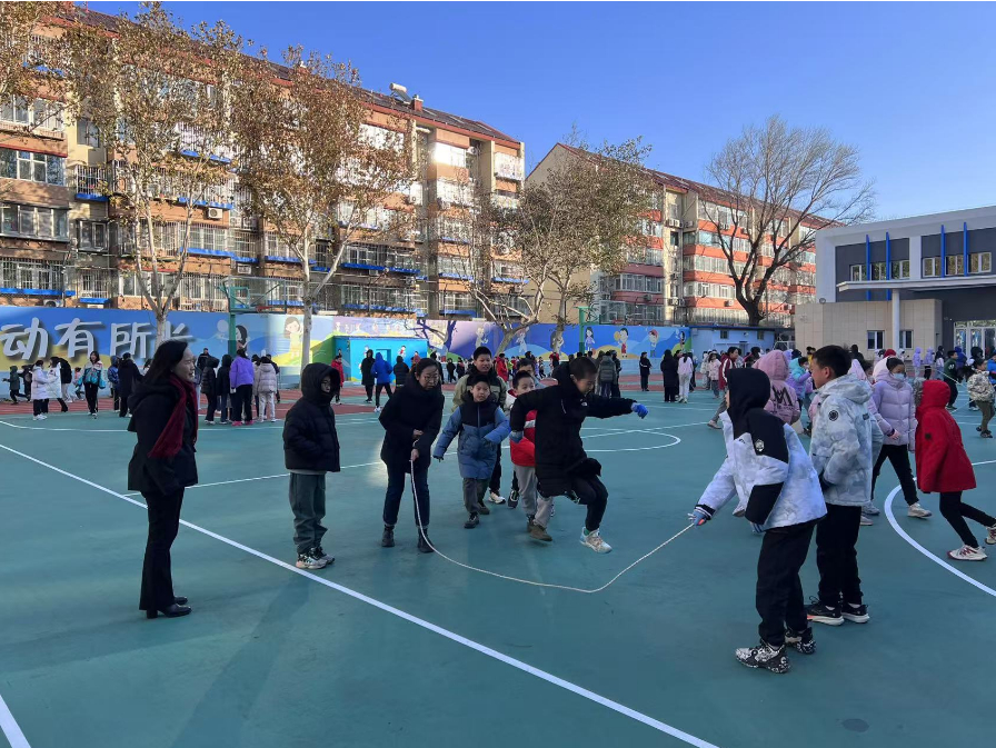學生們在護導教師陪同下跳繩。人民網(wǎng) 白炅攝