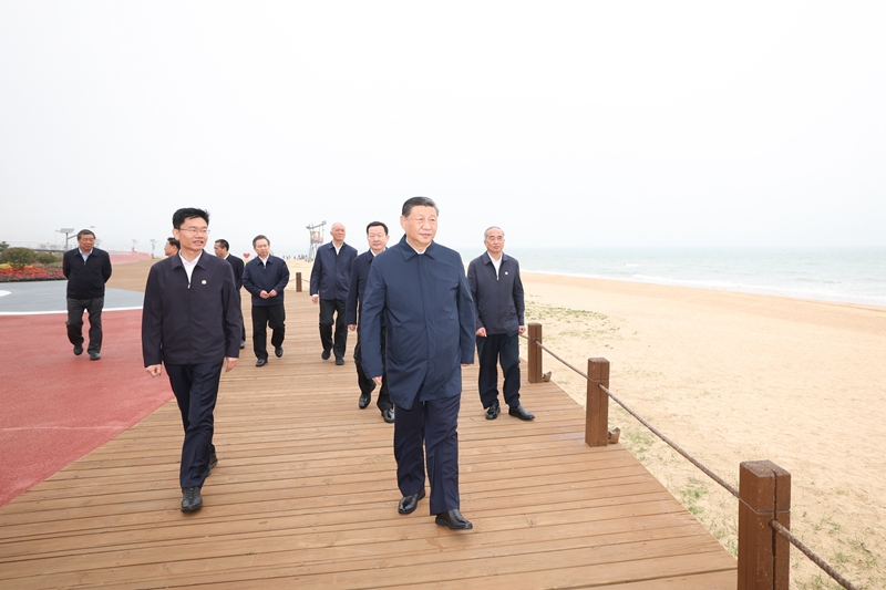 2024年5月22日，習(xí)近平總書記在山東日照陽光海岸綠道考察。