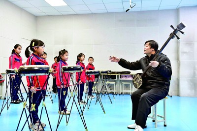 圖為12月30日，在惠民縣胡集鎮(zhèn)第一小學，老師指導學生學習西河大鼓。新華社記者 郭緒雷攝
