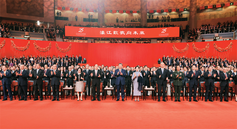 2024年12月19日晚，慶祝澳門(mén)回歸祖國(guó)25周年文藝晚會(huì)在澳門(mén)東亞運(yùn)動(dòng)會(huì)體育館舉行。中共中央總書(shū)記、國(guó)家主席、中央軍委主席習(xí)近平觀看演出。晚會(huì)最后，習(xí)近平同全場(chǎng)觀眾一起高唱《歌唱祖國(guó)》。 新華社記者 丁林/攝