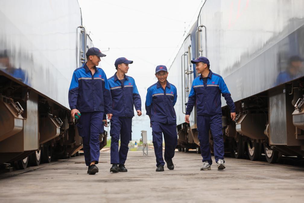 2024年9月9日，來自中國、老撾的師徒4人在中老鐵路萬象運營管理中心的機車檢修庫內(nèi)。新華社發(fā)（楊永全攝）