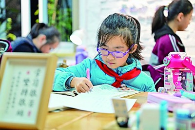 在河南洛陽市澗西區(qū)長安路街道長安路二社區(qū)共享自習(xí)室內(nèi)，孩子們在學(xué)習(xí)。李衛(wèi)超攝/光明圖片