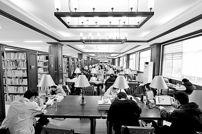 重慶大學圖書館，大學生們正在讀書學習。孫凱芳攝/光明圖片