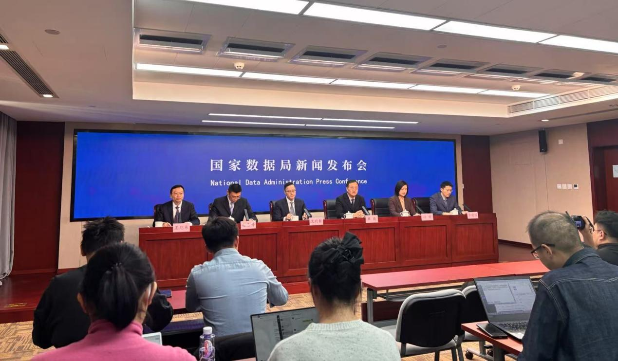 國家數(shù)據(jù)局舉辦關于加快推進國家數(shù)據(jù)基礎設施建設專題新聞發(fā)布會。人民網記者 許維娜攝