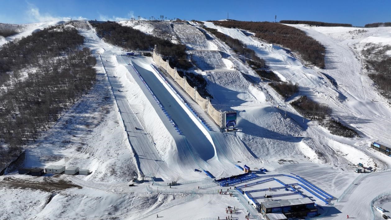 2024-2025賽季國際雪聯(lián)自由式滑雪和單板滑雪U型場地技巧世界杯比賽場地。人民網記者 李兆民攝