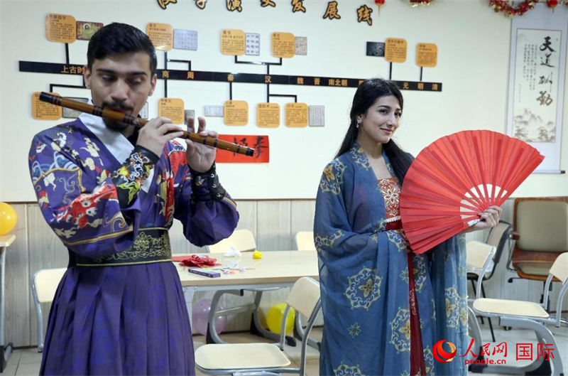 薩拉赫丁大學(xué)中文系學(xué)生們展示才藝。人民網(wǎng)伊納斯·易卜拉欣攝
