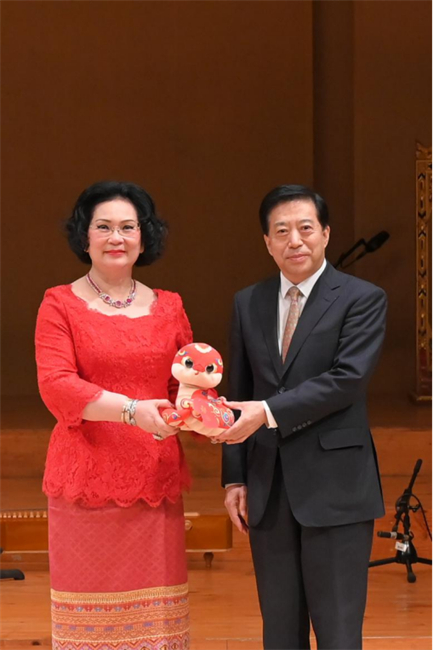 中國(guó)駐泰國(guó)大使韓志強(qiáng)與國(guó)際奧委會(huì)委員、泰國(guó)愛樂(lè)樂(lè)團(tuán)董事會(huì)主席坤仁帕塔瑪共同出席音樂(lè)會(huì)。主辦方供圖