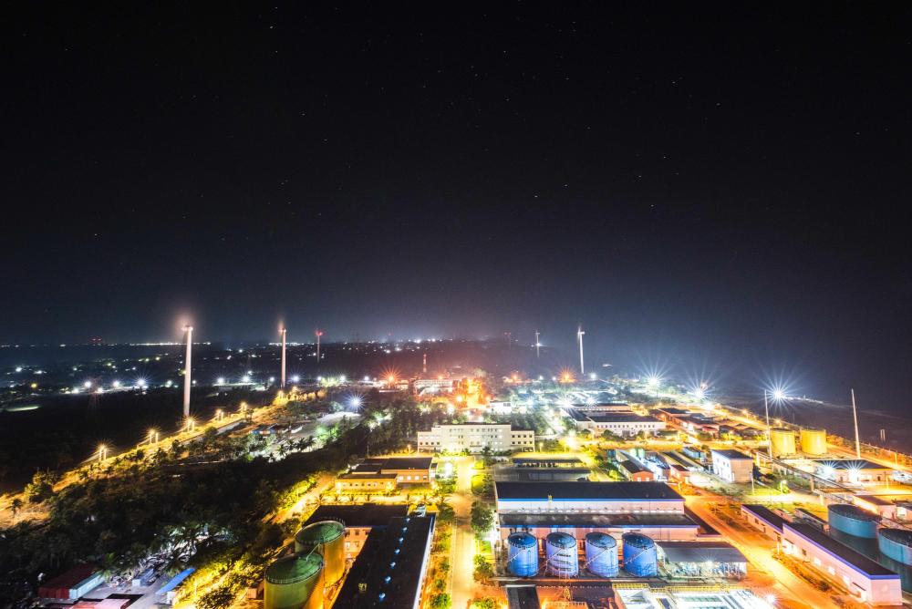 這是斯里蘭卡普特拉姆電站夜景（2020年12月8日攝）。新華社發(fā)（普特拉姆電站供圖）