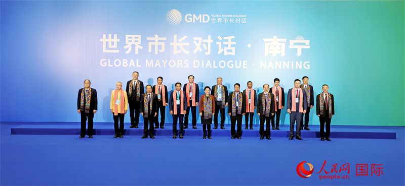 在南寧國際會展中心金桂花廳外，參加活動的中國和東盟國家市長合影留念。人民網(wǎng)記者 趙益普攝