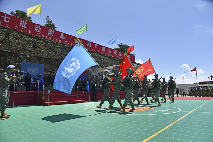 2024年4月9日，在剛果（金）南基伍省布卡武市的中國(guó)半島營(yíng)區(qū)，中國(guó)第27批赴剛果（金）維和部隊(duì)官兵被授予聯(lián)合國(guó)“和平勛章”。新華社發(fā)（中國(guó)第27批赴剛果（金）維和部隊(duì)供圖）