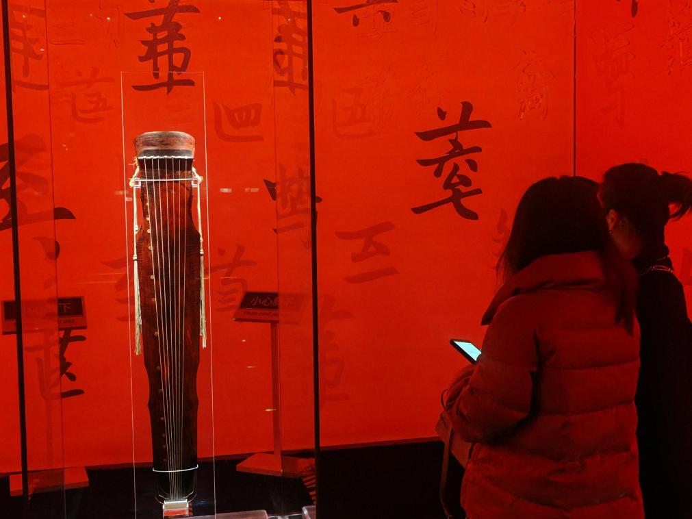 近日，在浙江省博物館之江館區(qū)，故宮博物館收藏的唐“大圣遺音”琴在“‘故宮·茶世界’觀茶——茶文化精品展”展出。新華社記者 馮源 攝