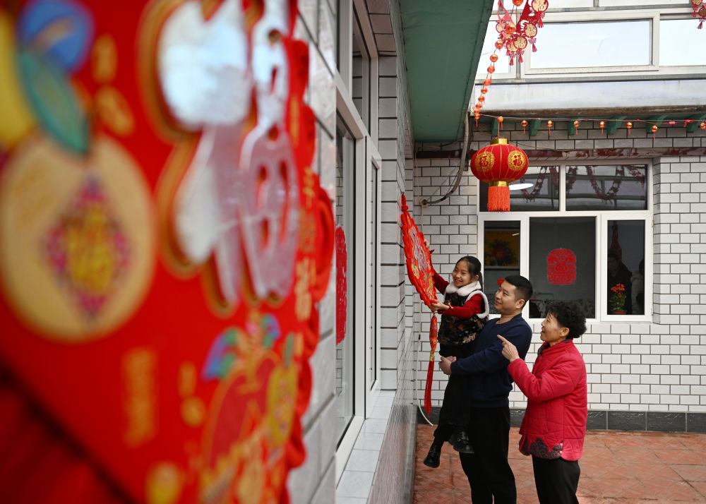 天津市西青區(qū)辛口鎮(zhèn)第六埠村村民在院子里掛“?！弊郑?024年2月1日攝）。新華社記者 趙子碩 攝