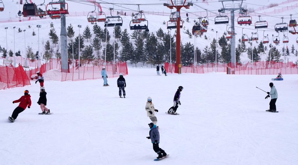 2025年1月8日，滑雪愛好者在新疆阿勒泰市將軍山滑雪場的雪道上滑行。新華社記者 張嘯誠 攝