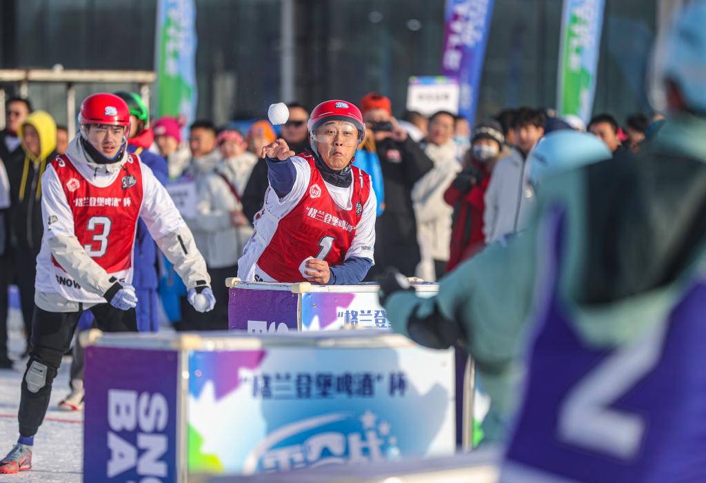 2024年12月30日，選手在“2024—2025遼寧省全民雪合戰(zhàn)冠軍賽”中“打雪仗”。新華社記者 潘昱龍 攝