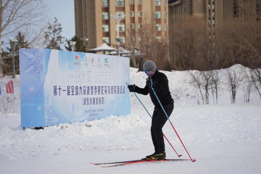 在呼倫貝爾，滑雪愛好者在城市越野滑雪公園內(nèi)滑雪。人民網(wǎng)記者 苗陽攝