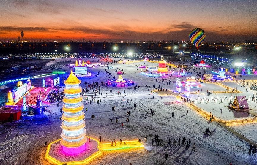 第四屆呼和浩特歡樂冰雪節(jié)活動現(xiàn)場。丁根厚攝