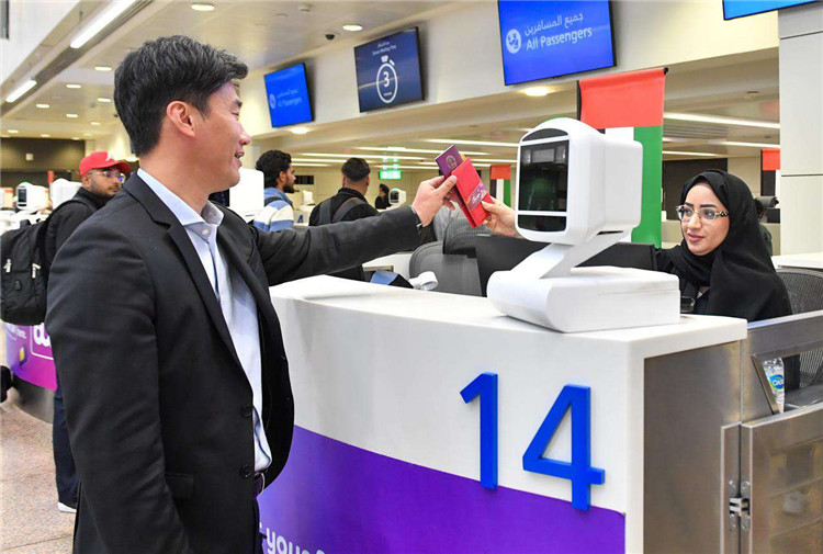 1月22日，迪拜免稅店聯(lián)合迪拜移民局向入境中國旅客贈送新年賀禮。迪拜移民局供圖