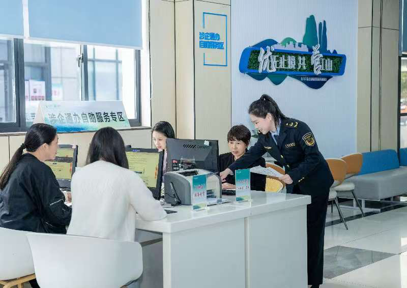 工作人員指導企業(yè)一次性完成信息填報。圖片來源：浙江衢州市市場監(jiān)督管理局